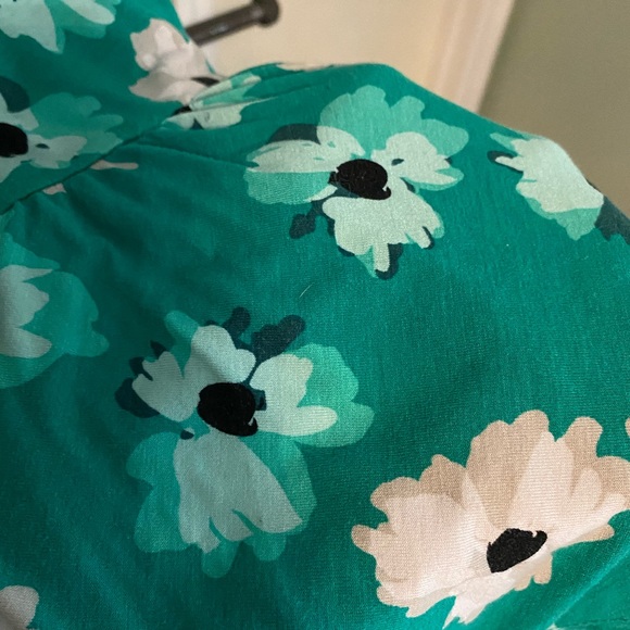 Green floral, flowy blouse with bow - size small - Picture 2 of 3
